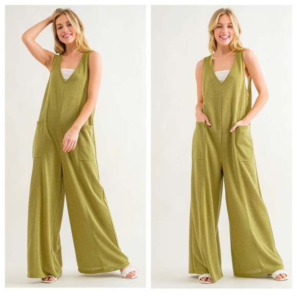 35 Relax fit Wide Leg V-neck Jumpsuit With Front Pockets - Picture 3 of 4
